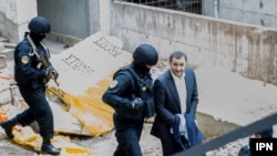 Fostul premier Vlad Filat sub escortă, august 2017.