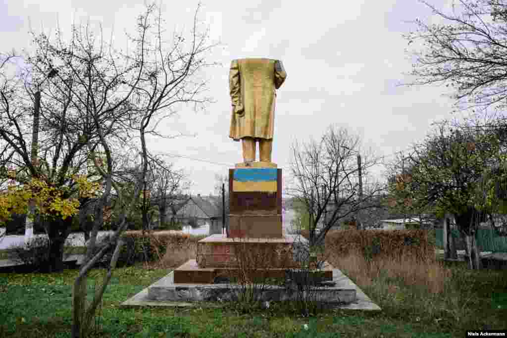 Обрезанный Ленин в Одесской области. В ходе сбора фотографий памятников Акерман и Гобер записывали голоса украинцев. Акерман объяснил Азаттыку: "Важно было показать, что в Украине нет единого мнения о декоммунизации, есть 42 миллиона мнений". 