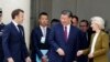 Президент Франции Эммануэль Макрон, председатель КНР Си Цзиньпин и глава Еврокомиссии Урсула фон дер Ляйен (слева направо) в ходе визита китайского лидера в Париж в 2024 году