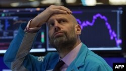 Настрої інвесторів погіршилися на тлі ускладнення епідеміологічної обстановки в світі, яке ставить під загрозу відновлення світової економіки за графіком, подібним до латинської букви V