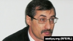 Ҳомии маъруфи ҳуқуқи башар дар Қазоқистон Евгений Жовтис