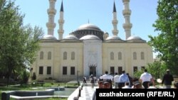Metjide barýanlar diňe ýaşuly dindarlar, ýaşy bir çaka ýeten ýaşulular, ýaşlar bilen çäklenmän, olaryň arasynda köp sanly çagalaram görmek mümkin.
