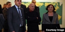 Лали Унапкошвили постоянно участвовала во встречах и мероприятиях, организованных мэрией Тбилиси, которые касались грузино-французских отношений. Она была одной из тех, кто представлял книгу, посвящённую 35-летию дружбы между Нантом и Тбилиси. 21 ноября 2014 года.