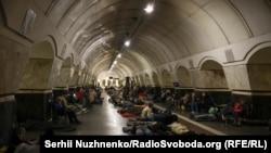 Kiýewiň ýaşaýjylary Russiýanyň zarbalaryndan metroda gizlenýär. 28-nji iýul