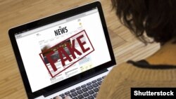 Prvi korak je naučiti razlučiti šta su štetne informacije te naučiti mlade ljude da razlikuju laž od činjenica