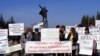 Активисты русских граждан проводят акцию протеста против обязательного изучения башкирского языка в средних школах. Уфа, 16 апреля 2011 года.