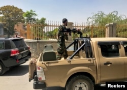 Forțele guvernamentale afgane patrulează încă în centrul capitalei Kabul, Afganistan, 15 august 2012.