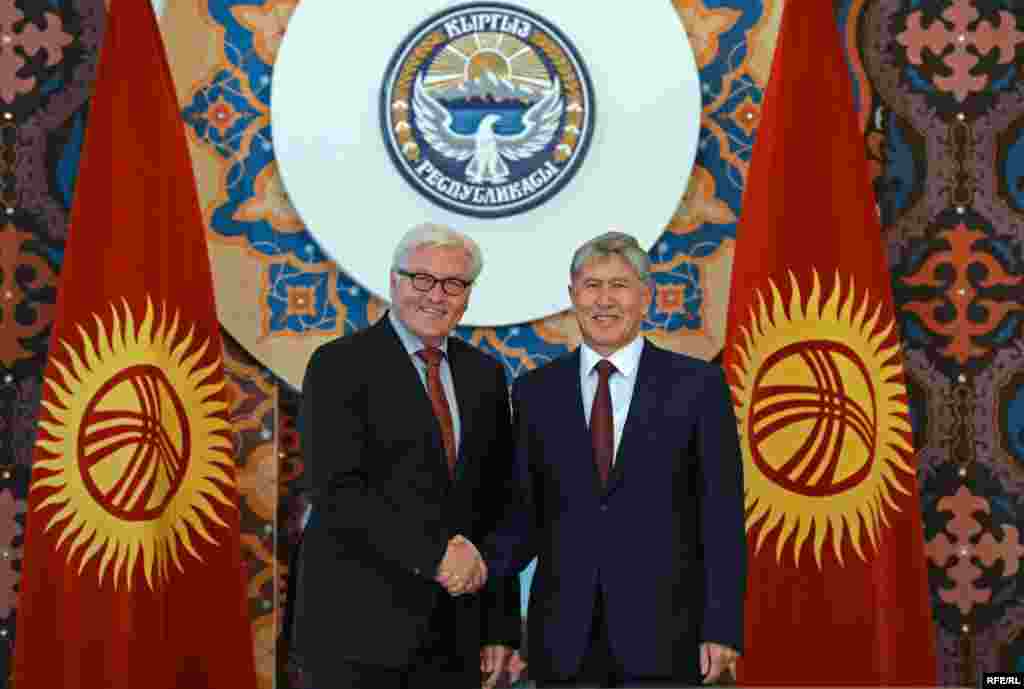 Штайнмайер өлкөгө акыркы жолу он жыл мурун келгенин, 2010-жылдан бери Кыргызстан парламенттик демократияга багыт алганын, Германия аны өнүктүрүүгө колдоо көрсөтүүгө даяр экенин белгиледи. 