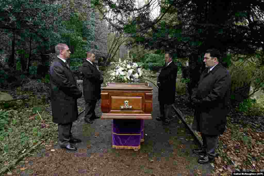 Sicriul cu corpul Litvinenko, pregătit pentru înmormântare la cimitirul Highgate, din nordul Londrei , pe 7 decembrie 2006.