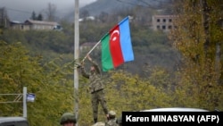 İşğaldan azad olunan Laçın şəhərində Azərbaycan bayrağı asılır, 1 dekabr 2020