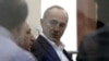 Armenia - Former President Robert Kocharian talks to his lawyers during his trial, Yerevan, April 2, 2021.