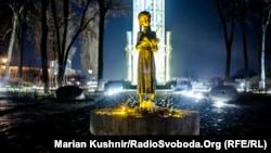 Пам’ятник «Гірка пам’ять дитинства», встановлений перед Національним музеєм Голодомору-геноциду в Києві, архівне фото