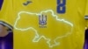 Bluza e kombëtares së Ukrainës në futboll, me hartën që përfshin edhe Gadishullin e aneksuar të Krimesë.