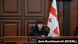 მოსამართლე თამარ მჭედლიშვილი ასევე განიხილავს ნარკოდანაშაულში ბრალდებული და პოლიტპატიმრად მიჩნეული ნიკა კაციას საქმეს - საგამოძიებო მოქმედებების ამსახველი ვიდეოკადრები აბრამოვის მსგავსად, არც კაციას საქმეში არ დევს.