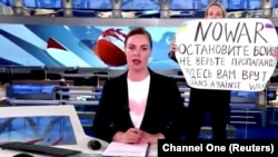 14 марта 2022 года журналистка «Первого канала» Марина Овсянникова во время программы «Время» в прямом эфире вошла в студию с плакатом: «Остановите войну! Не верьте пропаганде. Здесь вам врут».