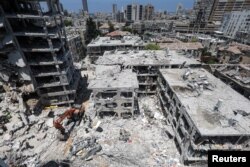 Oštećene zgrade nakon raketnog napada Irana na Izrael, u Bat Jamu, Izrael, 15. juna 2025.