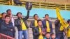 «Алай» футбол клубунун күйөрмандары оюн учурунда. 