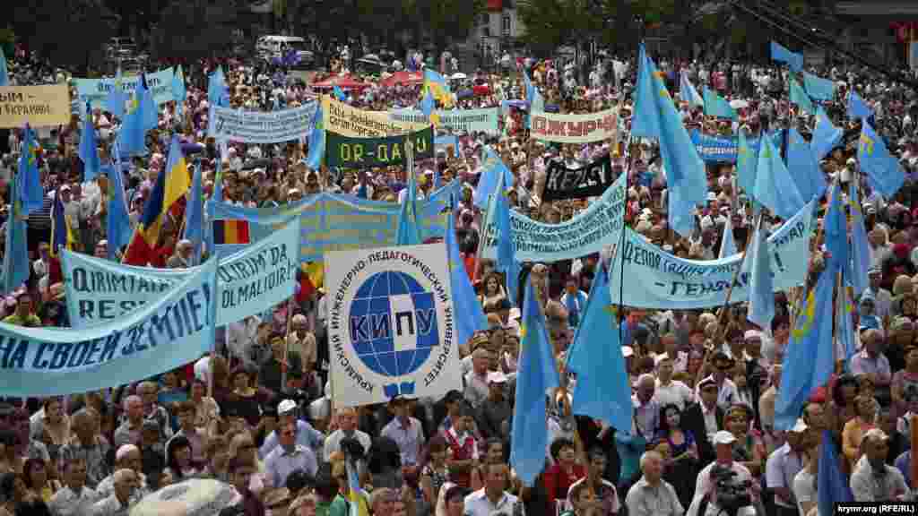 Meydanda çeşit-türlü simvolikanı körmek mümkün. Eñ çoq – Ukraina ve qırımtatar bayraqları
