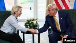 ABŞ-nyň prezidenti Donald Tramp (sagda) we Ýewropa komissiýasynyň başlygy Ursula fon der Laýen