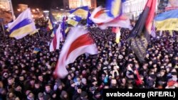 Концерт білоруського панк-рок гурту «Ляпіс Трубецкой» на Майдані Незалежності. Київ. 7 грудня 2014 року