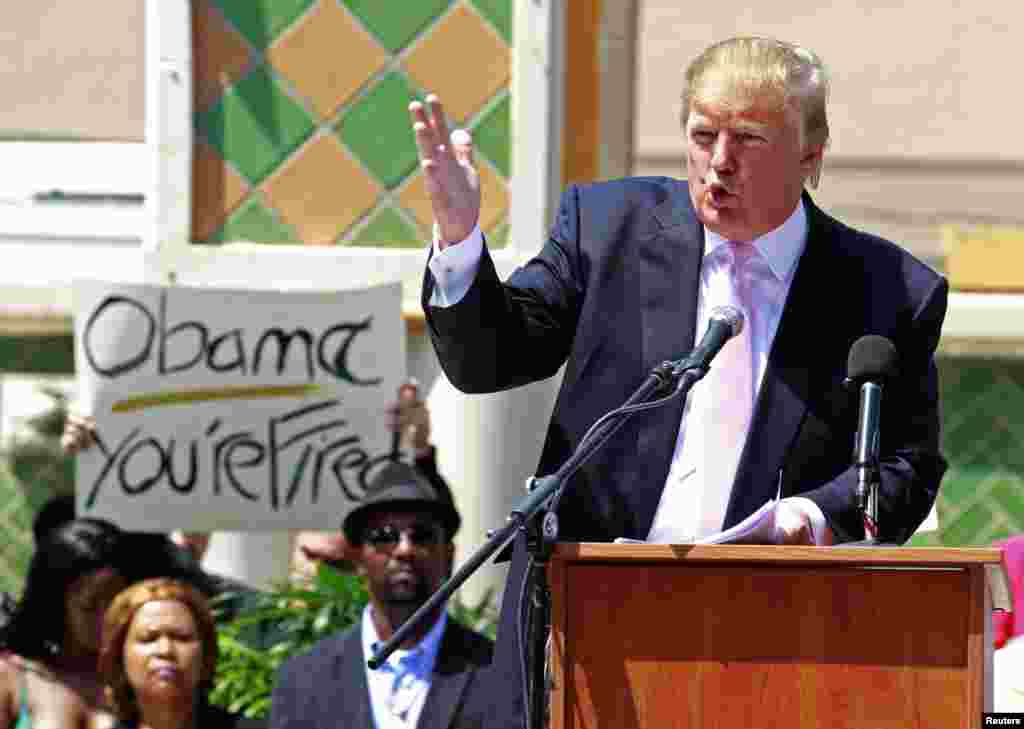 Trump la un protest al Tea Party, la Florida, în 2011.