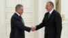 Министра обороны России Сергея Шойгу (слева) приветствует президент Азербайджана Ильхам Алиев, Баку, 15 августа 2016 г․