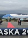 Літак Air Force One із президентом США Трампом на борту приземлився на об'єднаній базі Елмендорф-Річардсон в Анкориджі, Аляска, 15 серпня 2025 року