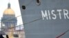 Французький військовий десантний корабель класу «Містраль» на Неві в Санкт-Петербурзі, 23 грудня 2009 року