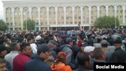 Учасники мітингу проти «продажу землі» в Кизилорда, Касахстан. 1 травня 2016 року