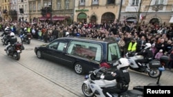 Kovčeg sa telom poginulog predsednika Poljske Lehom Kačinjskim