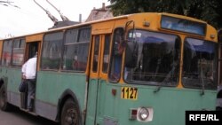 Тролейбус на вулиці Дніпропетровська