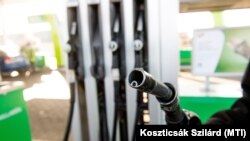 Autós tankol a Mol gyáli töltőállomásán 2020. január 1-jén.
