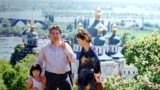 Чыңгыз Айтматов жубайы Мария Урматова жана кызы Ширин менен Киевде. Украина. 