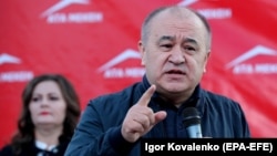 «Ата Мекен» партиясынын лидери Өмүрбек Текебаев. 