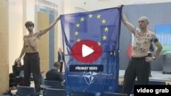 Відеокадр протесту активістів, 8 жовтня 2014 року