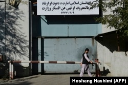 Qadınlarla İş üzrə Nazirliyi əvəz edən Fəsad və Fəzilət Nazirliyinin giriş qapısı.