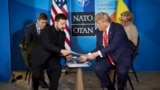 Одна из предыдущих встреч Владимира Зеленского и Дональда Трампа - на саммите НАТО в Гааге в июне этого года