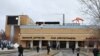 Рабочие завода компании "АрселорМиттал Темиртау" у проходной. 