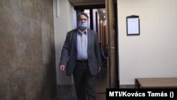 Kovács Béla korábbi jobbikos EP-képviselő távozik a Budapest Környéki Törvényszék épületéből 2020. szeptember 24-én. (MTI/Kovács Tamás)