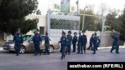 Türkmenabatda polisiýa işgärlerinden ybarat üýşmeleň (Illýustrasiýa suraty)