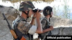 Армянские военнослужащие на наблюдательном пункте на границе с Азербайджаном (архив)