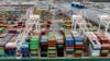 Navă de marfă care transportă containere, ancorată la cheiul din Portul Baltimore, Maryland, SUA. 10 aprilie 2025.