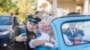 Președintele Igor Dodon în mașina sovietică „Pobeda”, făcând poze în preajma complexului memorial „Capul de pod Șerpeni”