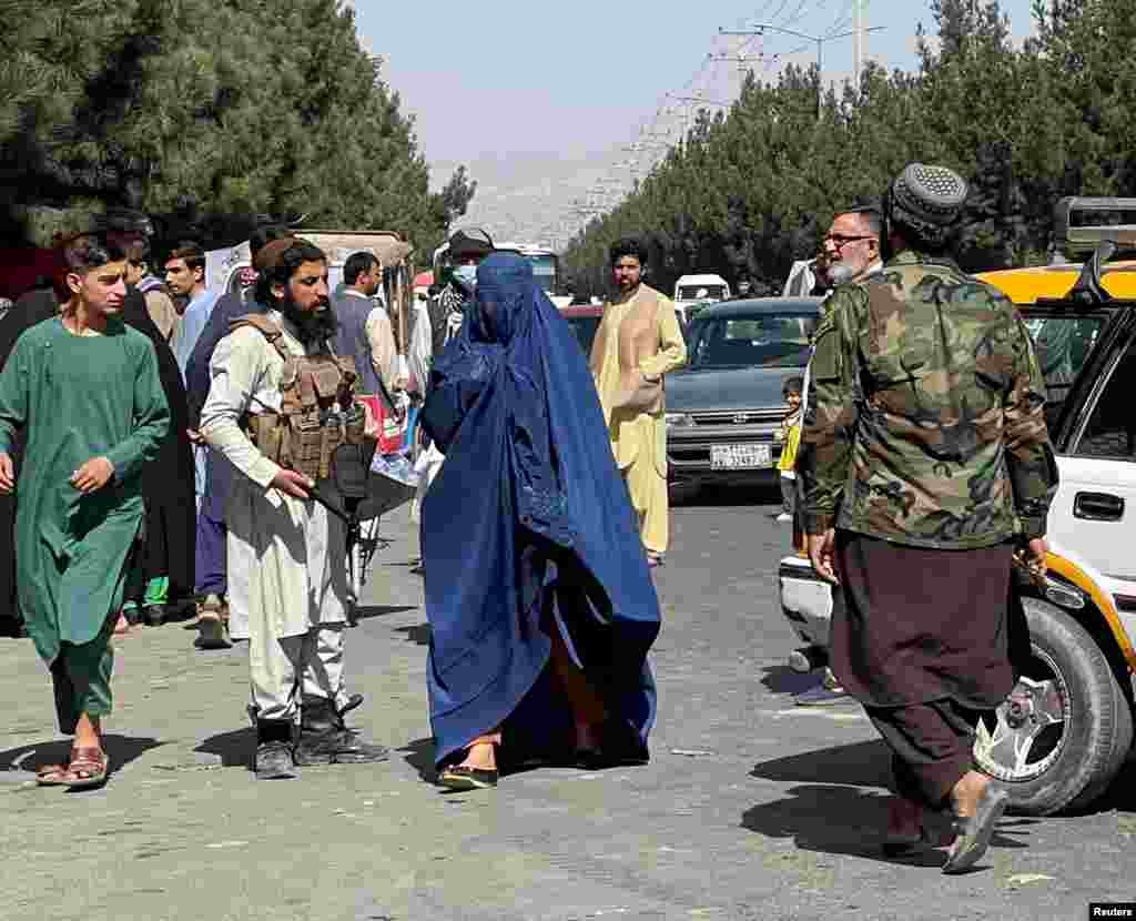 O femeie acoperită de o burqa pe stradă în Kabul pe 27 august. O femeie din Kabul care a comunicat cu RFE / RL prin mesaje criptate spune că în capitala afgană domnește incertitudinea în legătură cum modul în care vor conduce talibanii. „Purtătorul de cuvânt al talibanilor spune că s-au schimbat și bla bla bla”, scria femeia. „Dar talibanii obișnuiți pe stradă au arme și sunt extrem de departe de promisiunile făcute de la tribună și foarte nepoliticoși.”