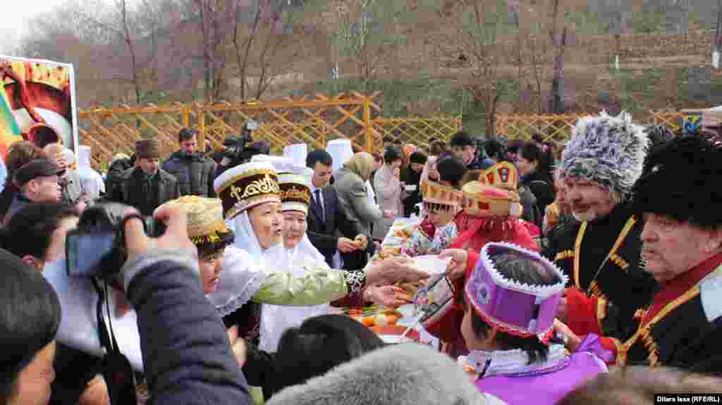 Праздничные мероприятия начались с раздачи наурыз-коже. Сотрудники этнокультурных объединений и нескольких городских школ приготовили более 100 литров этого блюда. Считается, что щедрое празднование Наурыза - Нового года по восточному календарю - принесет в дом изобилие и успех. 