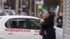 Ілюстрацыйнае фота. Жанчына ў масцы каля Менскай гарадзкой клінічнай інфэкцыйнай лякарні