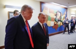 Президенты США и России в ходе встречи на Аляске 15 августа