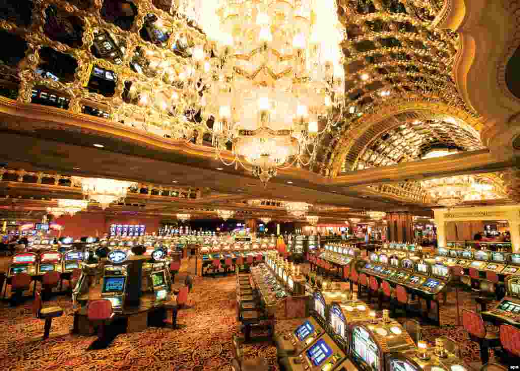 Cazinoul lui Trump din Atlantic City, Taj Mahal. Trei din cazinourile sale din Atlantic City și New Jersey au dat faliment la începutul anilor 1990.