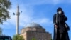 Një grua me maskë mbrojtëse kalon pranë Xhamisë Mustafa Pasha në Shkup - foto nga arkivi. 