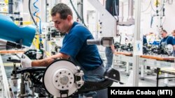 Egy munkás futóműveket szerel össze a német ThyssenKrupp-konszern 1,2 milliárd forintból kialakított új győri üzemében 2013. június 21-én (képünk illusztráció)
